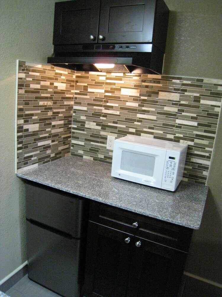 Hotel Travel Inn & Suites