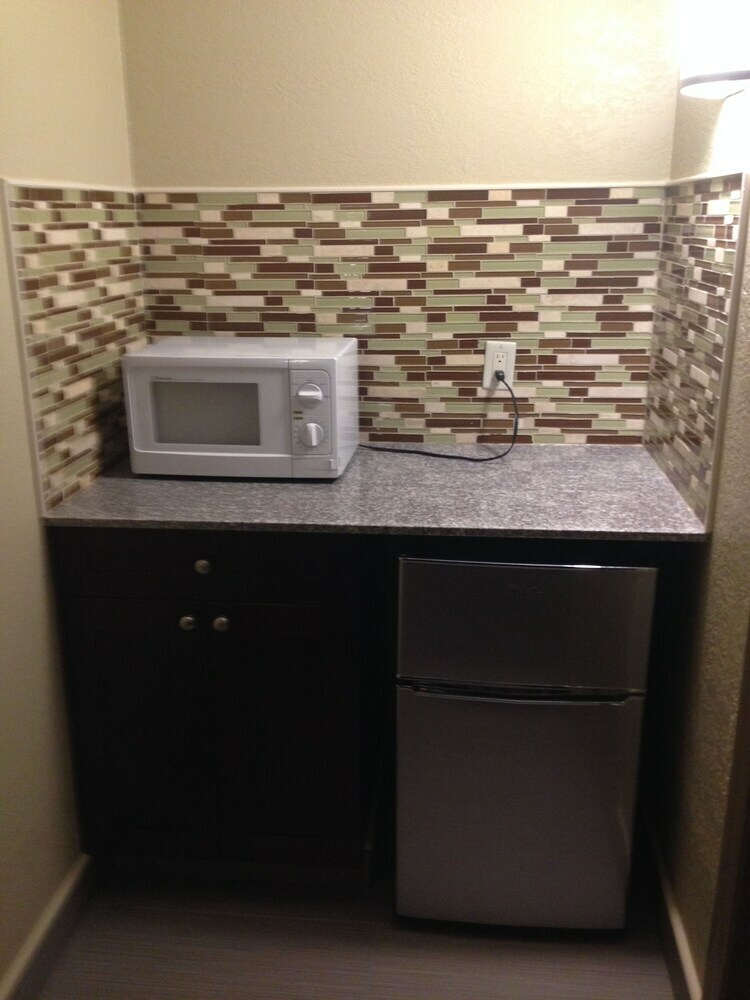 Hotel Travel Inn & Suites