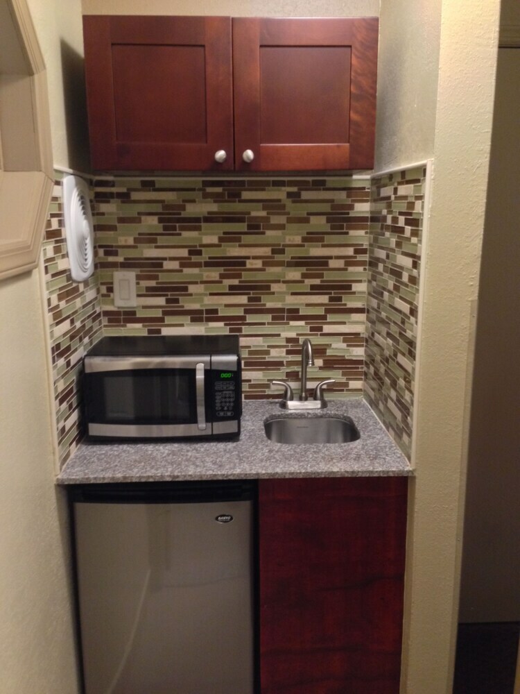 Hotel Travel Inn & Suites
