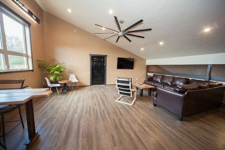 Motel Log Cabin Lodge & Suites