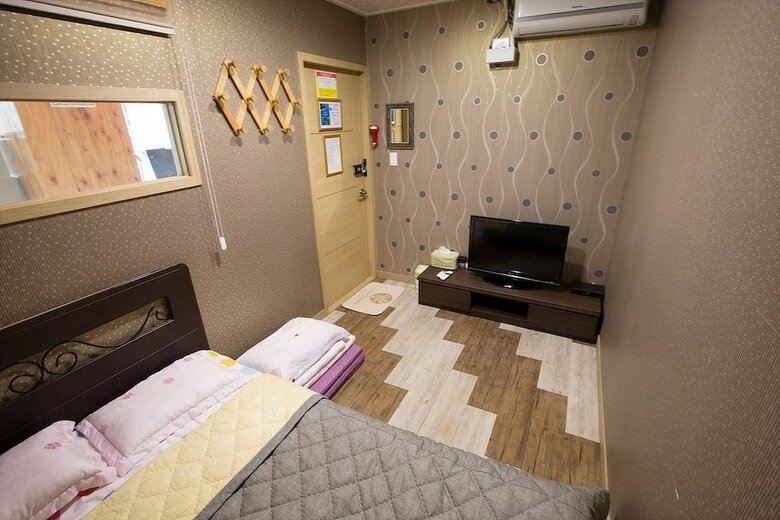 Hostal With Guesthouse