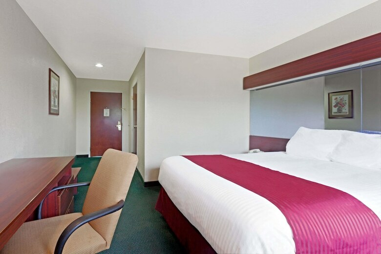 Hotel Microtel Inn & Suites By Wyndham Brandon