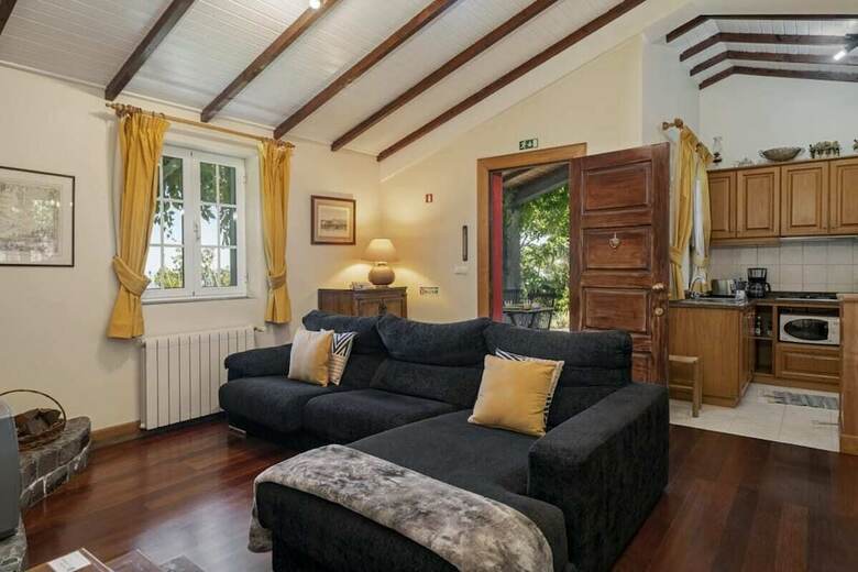 Quinta Dev�nia II - T�lia By An Island Apart