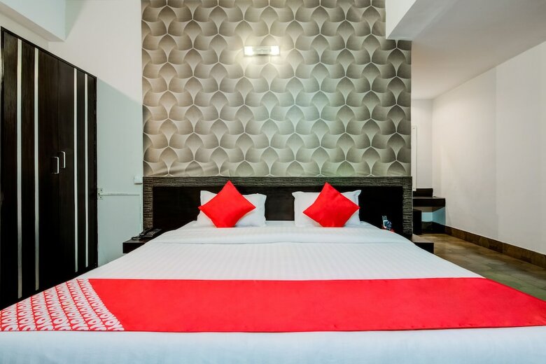 Oyo 14008 Hotel The Avenue
