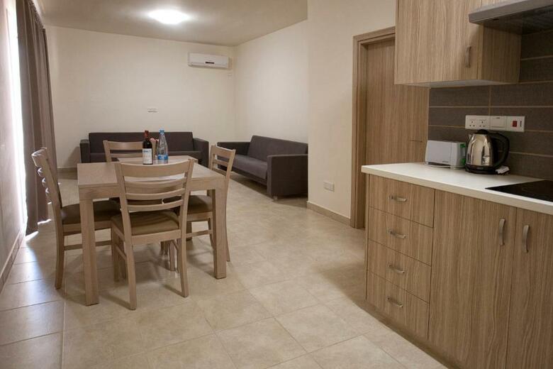 Hotel Macronissos Village Club