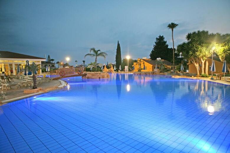 Hotel Macronissos Village Club