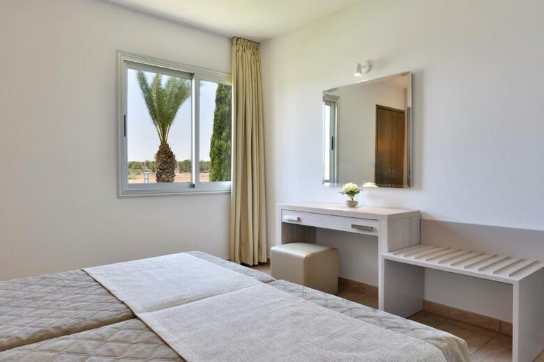 Hotel Macronissos Village Club