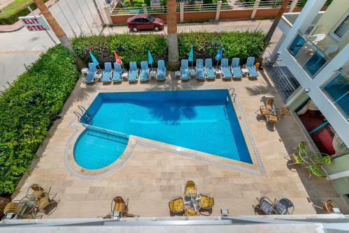 Theluna City Hotel