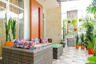 Oyo 2376 Tiara Family Residence