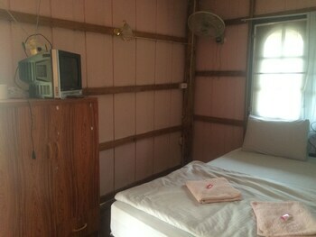Hostal Baan Suan Violin