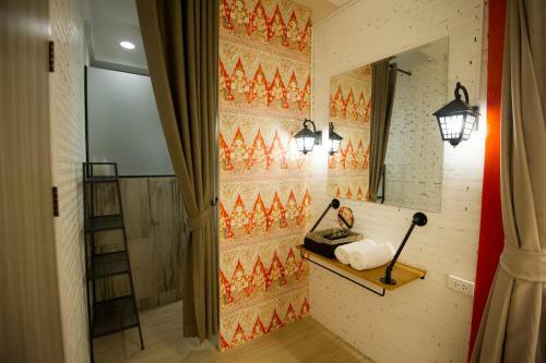 Glur Bangkok Hostel & Coffee Bar