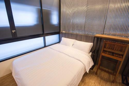 Glur Bangkok Hostel & Coffee Bar