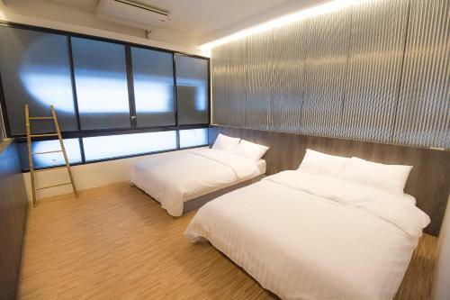 Glur Bangkok Hostel & Coffee Bar