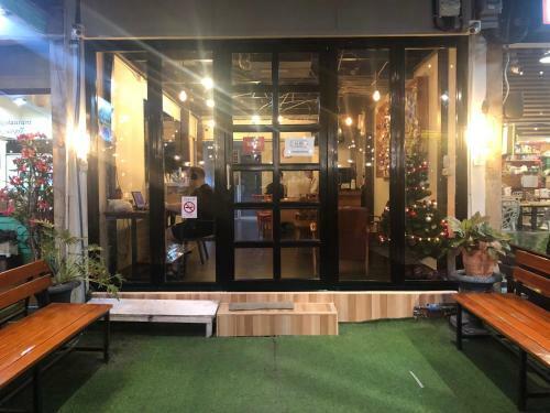 Glur Bangkok Hostel & Coffee Bar
