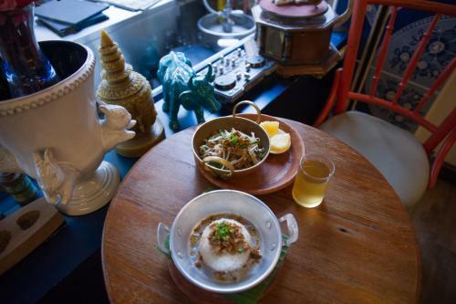 Glur Bangkok Hostel & Coffee Bar
