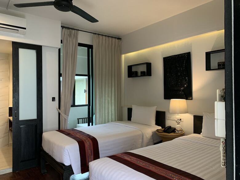 99 The Gallery Hotel