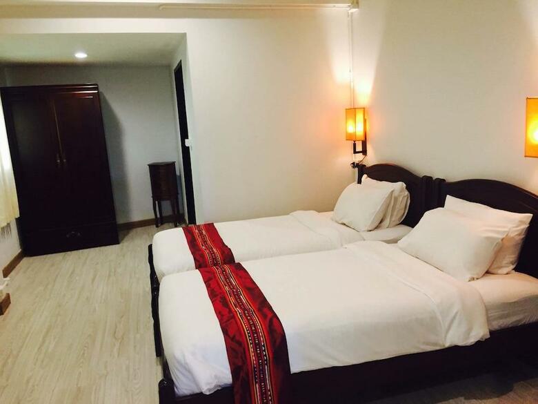 99 The Gallery Hotel