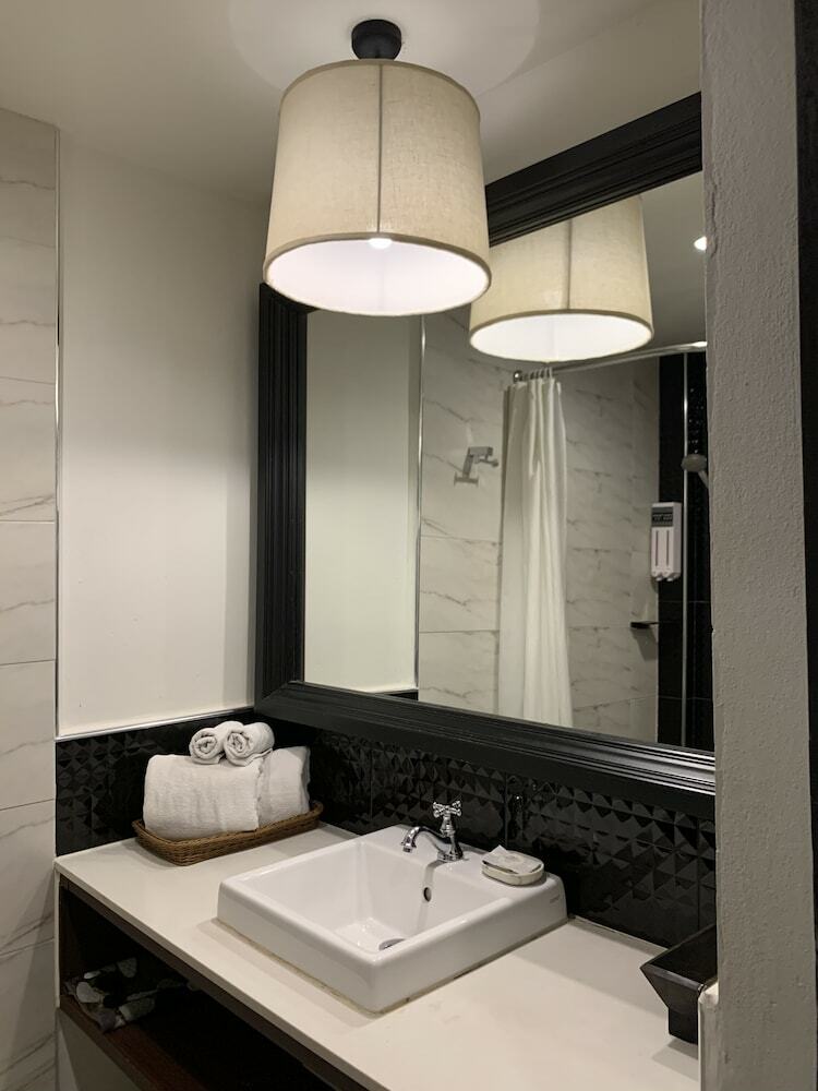 99 The Gallery Hotel