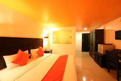 Hostal Patong Station House