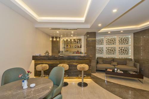 Apartamentos Bisetun Hotel