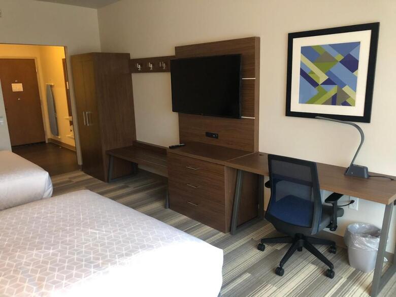 Hotel Holiday Inn Express And Suites Madison