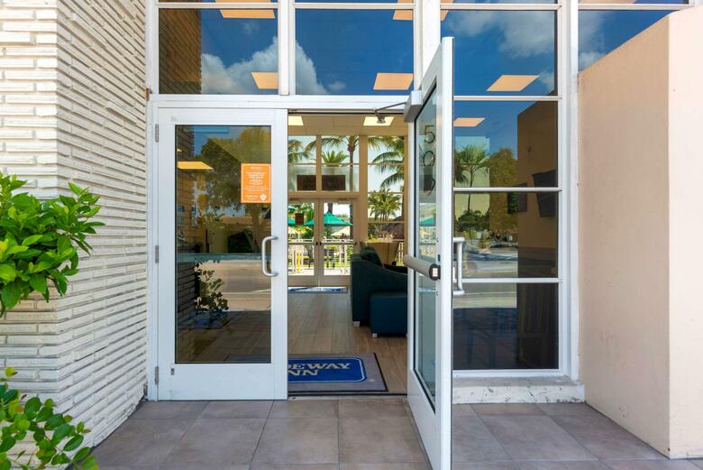 Hotel Rodeway Inn Near Hollywood Beach