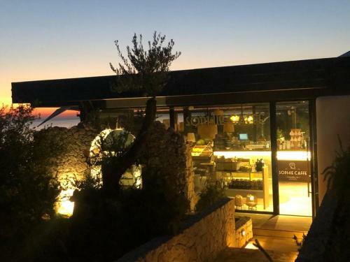 White Rocks - Spacious And Cute Apartment By The Sea