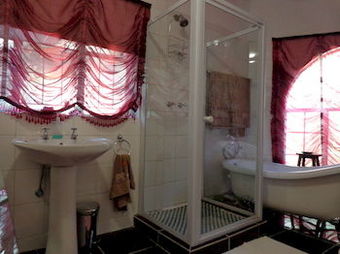 Hostal Treetops & Treats Guest House
