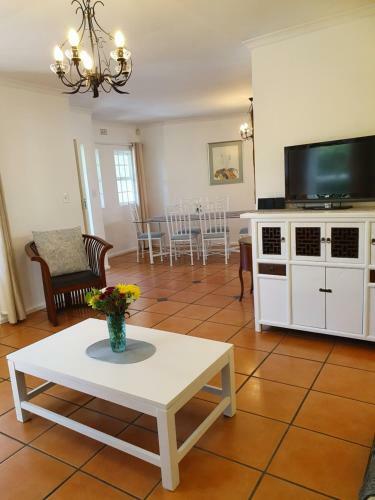 Hostal Paradiso Guesthouse & Self-catering Cottage
