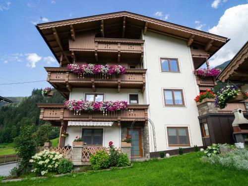 Simplistic Apartment In Ramsau Im Zillertal With Ski-storage