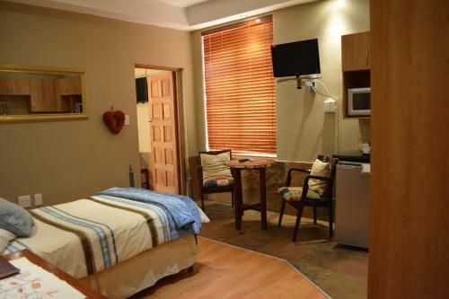 Hostal Le Chateau Guest House And Conference Centre