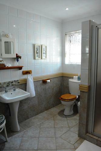 Hostal Le Chateau Guest House And Conference Centre