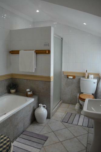 Hostal Le Chateau Guest House And Conference Centre
