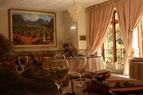 Hostal Le Chateau Guest House And Conference Centre