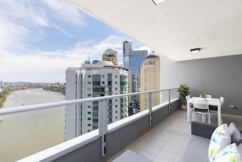 Sk2 - Charming Skyline Cbd W River Views 3 Br Private Apartment