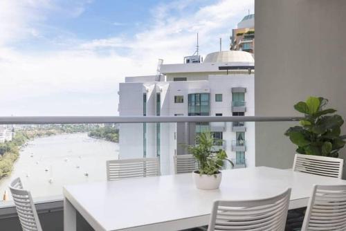 Sk2 - Charming Skyline Cbd W River Views 3 Br Private Apartment