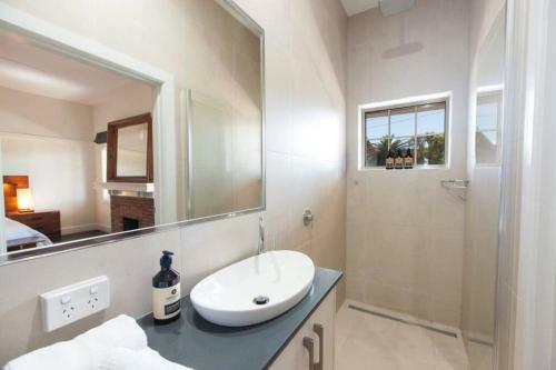 The Bank Apartment - Echuca Holiday Homes