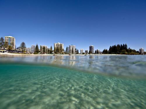 Apartamento Pacific View Unit 5 - Comfortable Budget Style, Beachfront Rainbow Bay Coolangatta