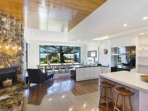 Abode On Bilinga - Absolute Beachfront Holiday Home Walk Over The Sand Dunes To The Ocean