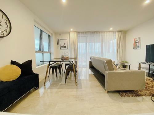 Stunning Waterfront 3bed Modern Apartment