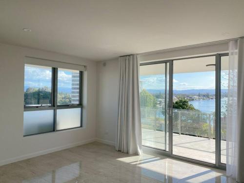 Stunning Waterfront 3bed Modern Apartment