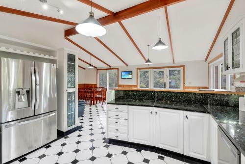 Luxury 6 Bedroom Home With Pool And Spa