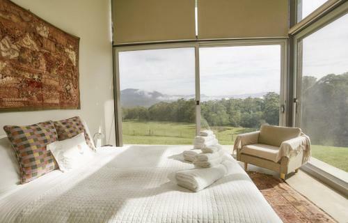 Bundaleer - Architect Designed, Stunning Views!
