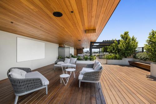 Luxe 3-bed Apartment Near Lygon St Bars And Dining