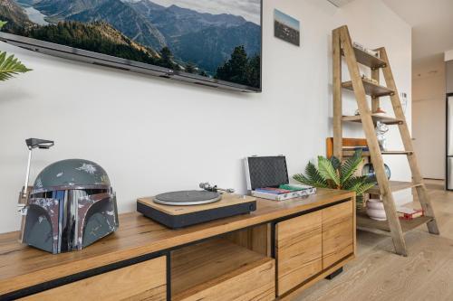 Luxe 3-bed Apartment Near Lygon St Bars And Dining