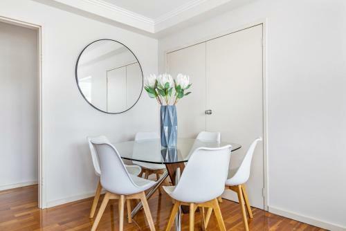 Oversized Apartment Close To City, Parks, Mcg