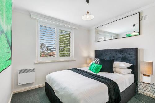 Oversized Apartment Close To City, Parks, Mcg