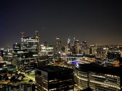 Modern Docklands Apartment City View 3b Lv34