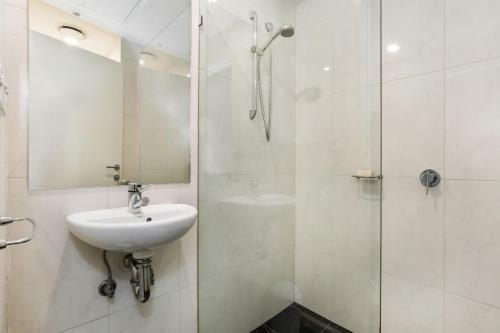 Central Melbourne Cbd Apartment With Gym And Pool