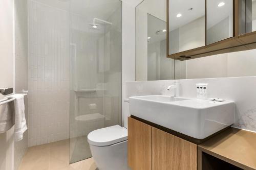 Modern Apartment With Balcony Near Kings Domain